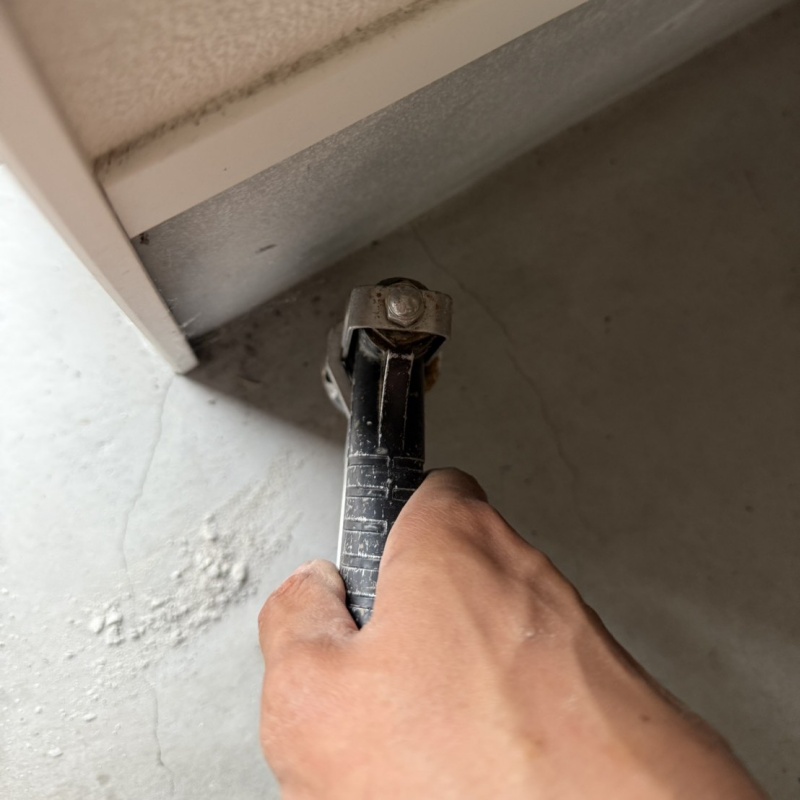 玄関の床に防蟻剤を注入する様子