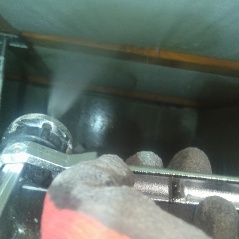 床下の木材にシロアリ駆除剤を散布する様子