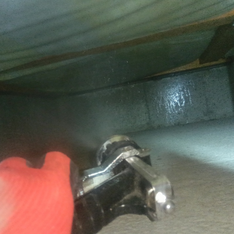 床下の基礎部分にシロアリ駆除剤を散布する様子