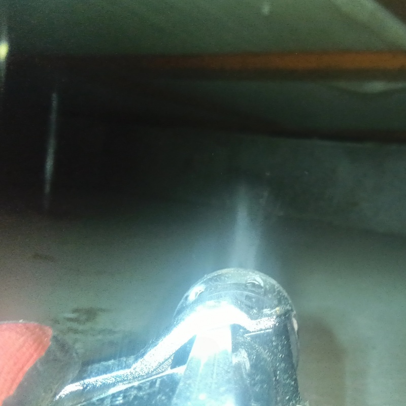 床下の基礎部分にシロアリ駆除剤を散布する様子