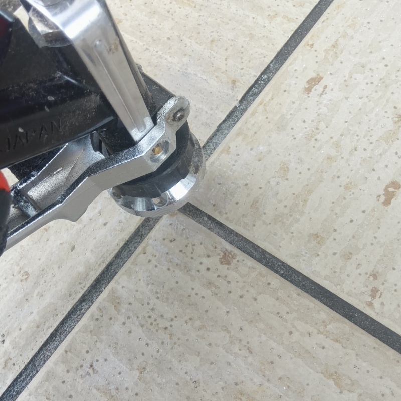 玄関の床にシロアリ駆除剤を注入する様子