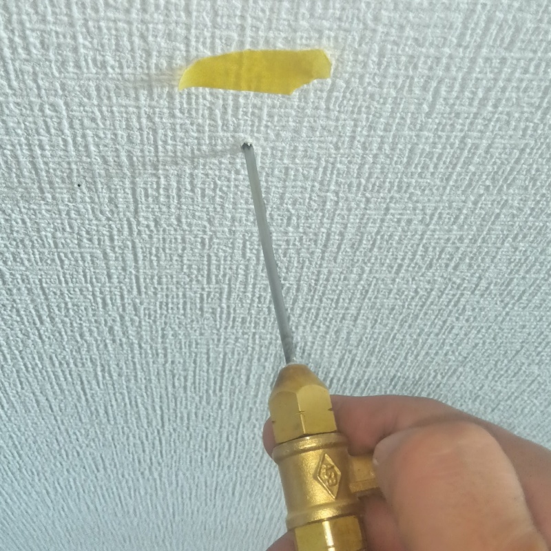 2階の壁にシロアリ駆除剤を注入する様子