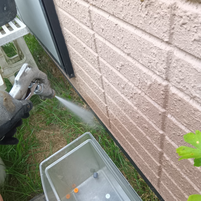 基礎まわりにシロアリ駆除剤を散布する様子