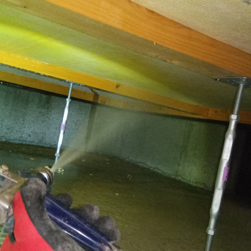 床下の木材に防蟻剤を散布する様子