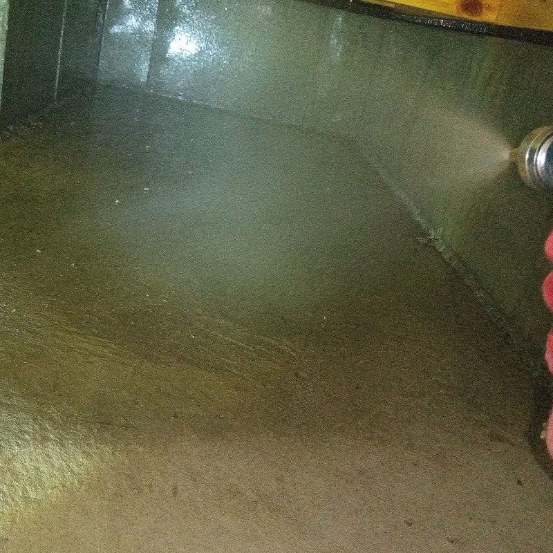 床下の土壌に防蟻剤を散布する様子