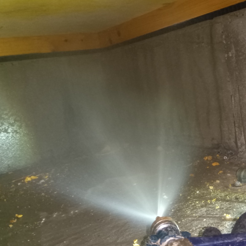 床下の土壌に防蟻剤を散布する様子