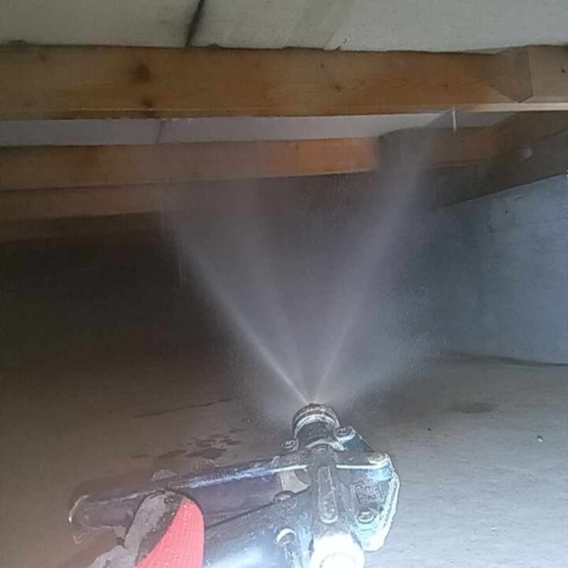 床下の木材に防蟻剤を散布する様子