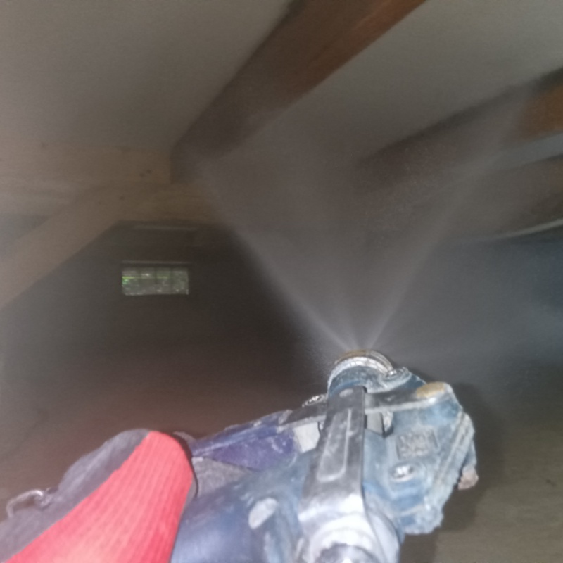 床下の木材に防蟻剤を散布する様子