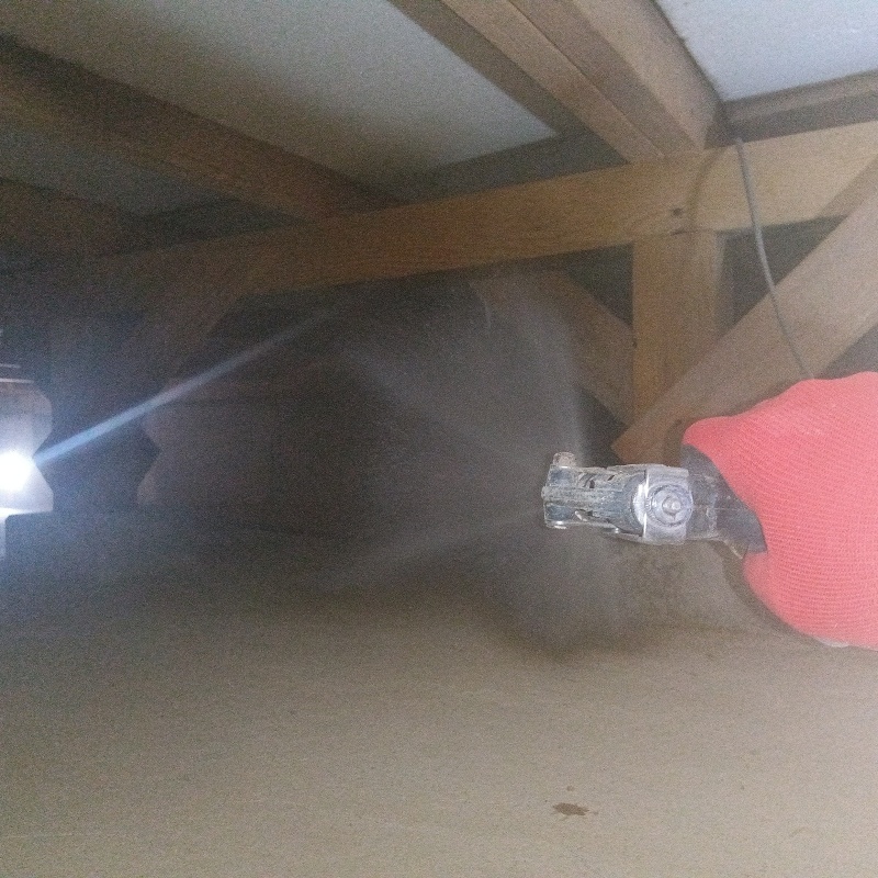 床下の土壌に防蟻剤を散布する様子