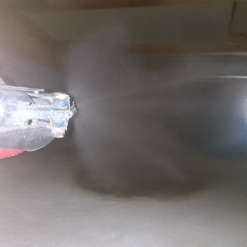 床下の土壌に防蟻剤を散布する様子