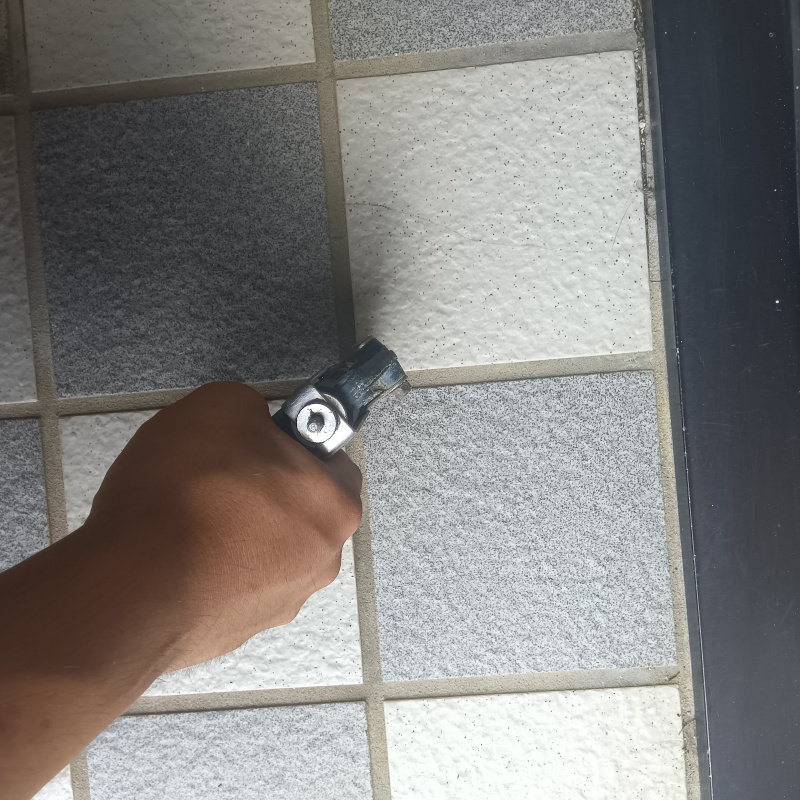 玄関の床に防蟻剤を注入する様子