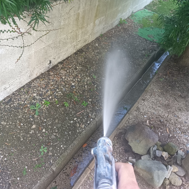 基礎まわりに防蟻剤を散布する様子