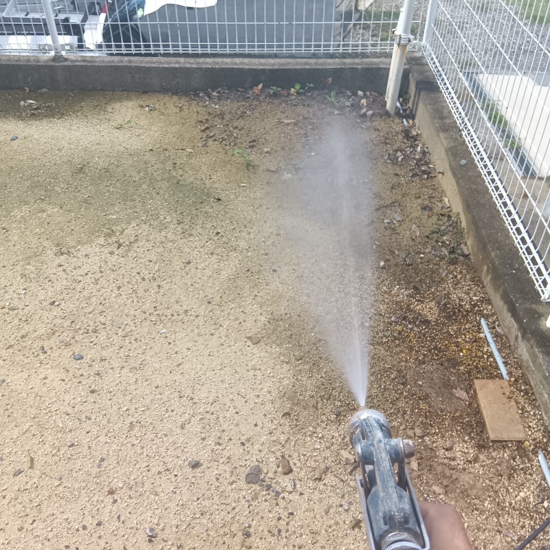 お庭の土壌に防蟻剤を散布する様子