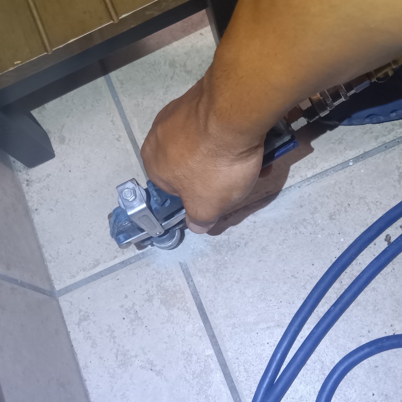 玄関床に穴を開けてシロアリ駆除剤を注入