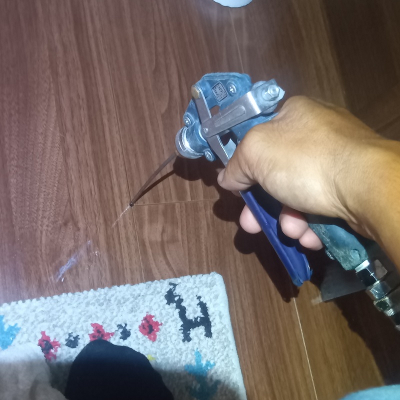 室内の木部にシロアリ駆除剤を注入