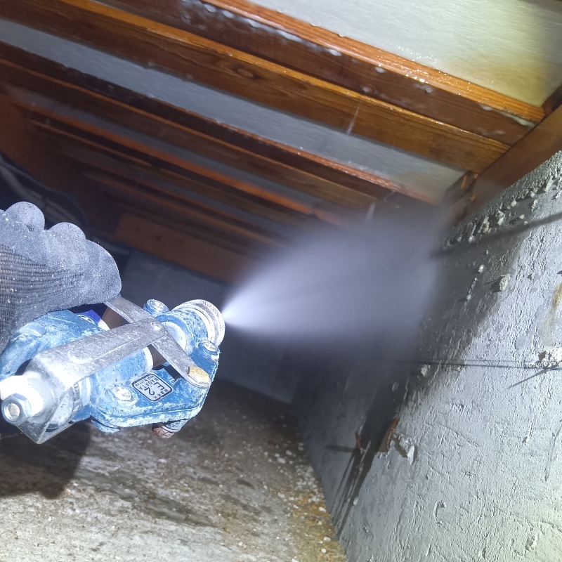 床下の基礎部分に防蟻剤を散布する様子