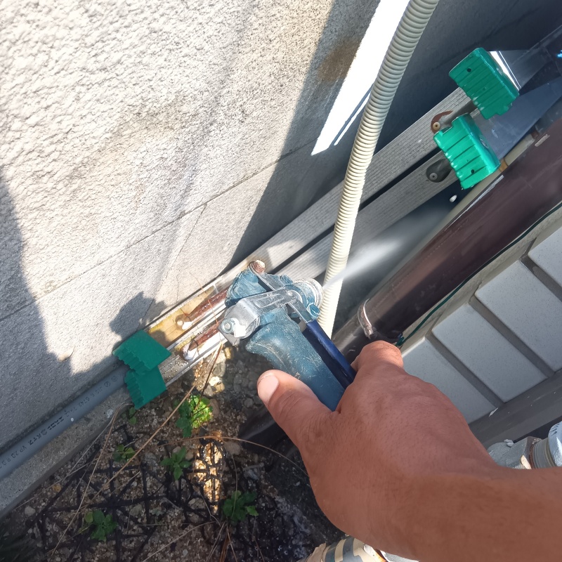 基礎まわりに防蟻剤を散布する様子