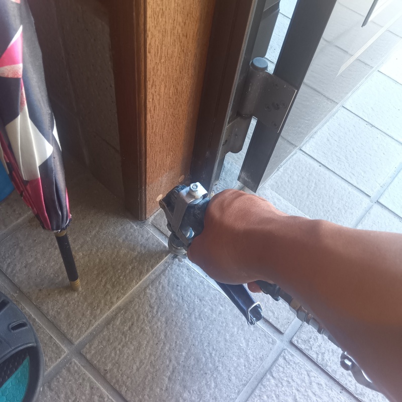 玄関の床に防蟻剤を注入する様子