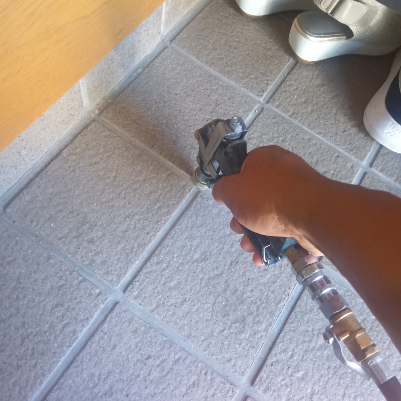 玄関の床に防蟻剤を注入する様子