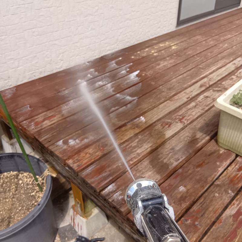 ウッドデッキ全体にシロアリ駆除剤を散布