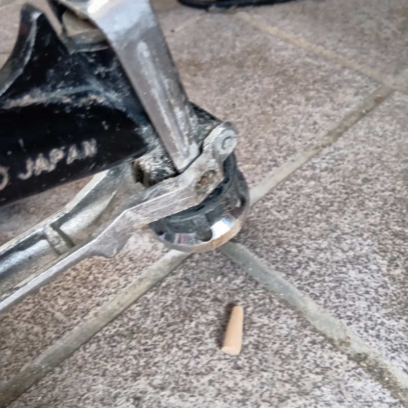 玄関の床にシロアリ駆除剤を注入する様子