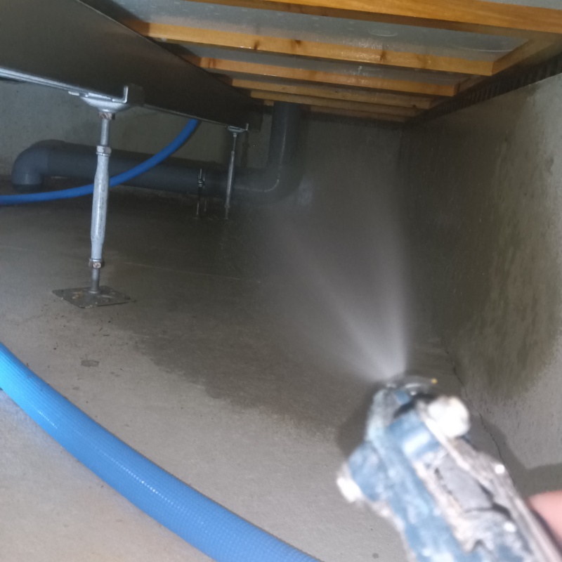 床下の土壌に防蟻剤を散布した様子