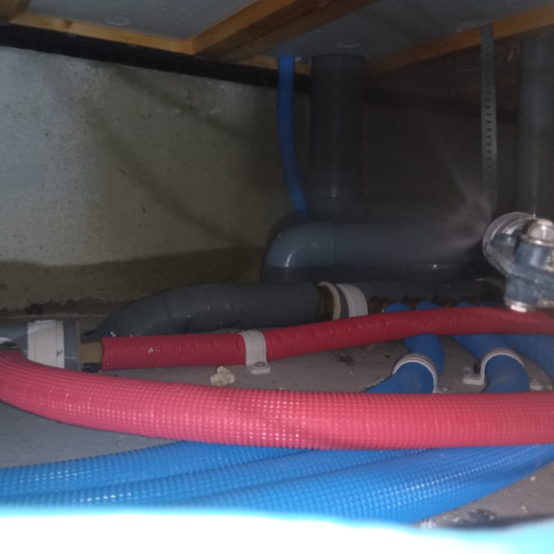 床下の基礎部分に防蟻剤を散布した様子