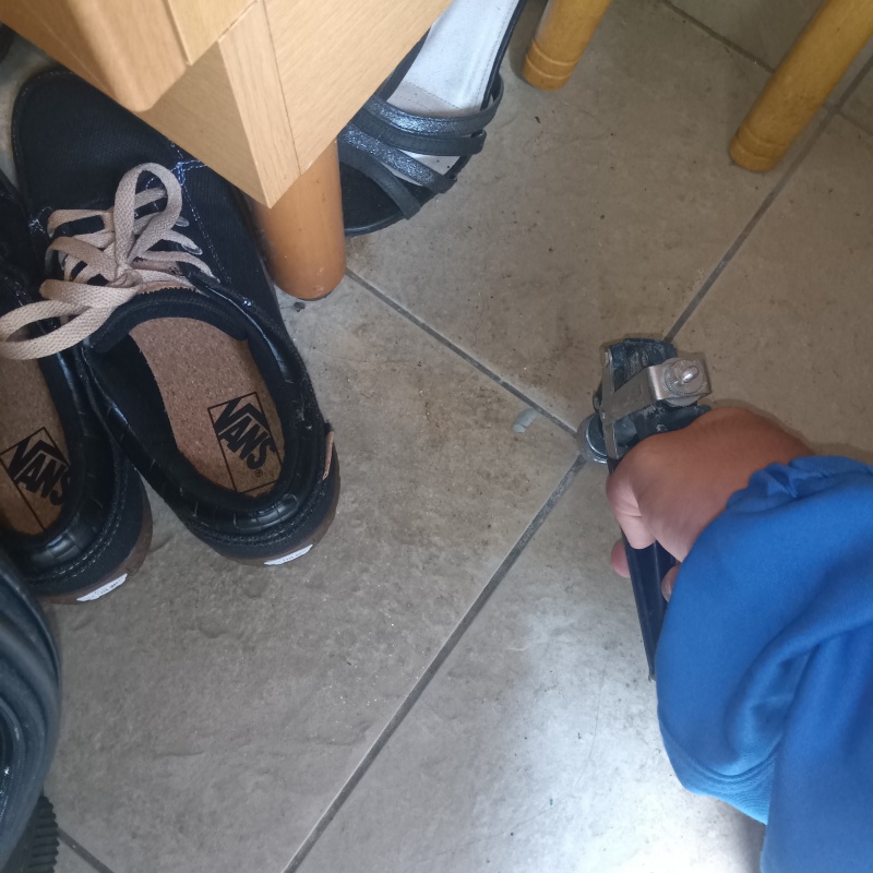 玄関の床に防蟻剤を注入する様子