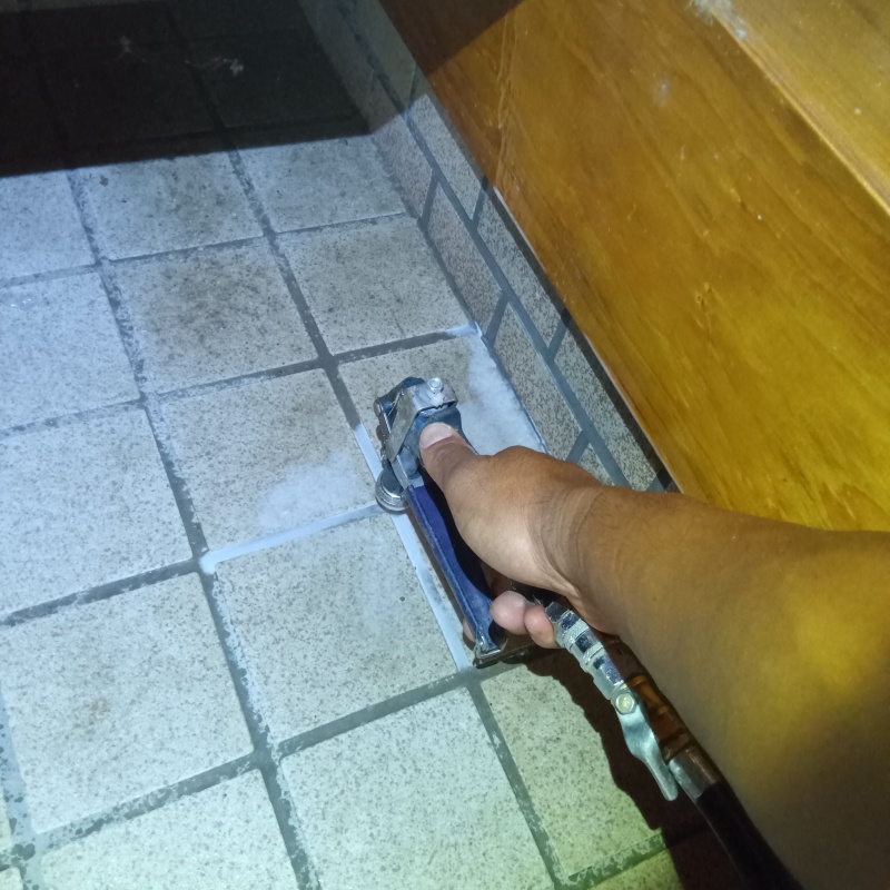 玄関の床に防蟻剤を注入する様子