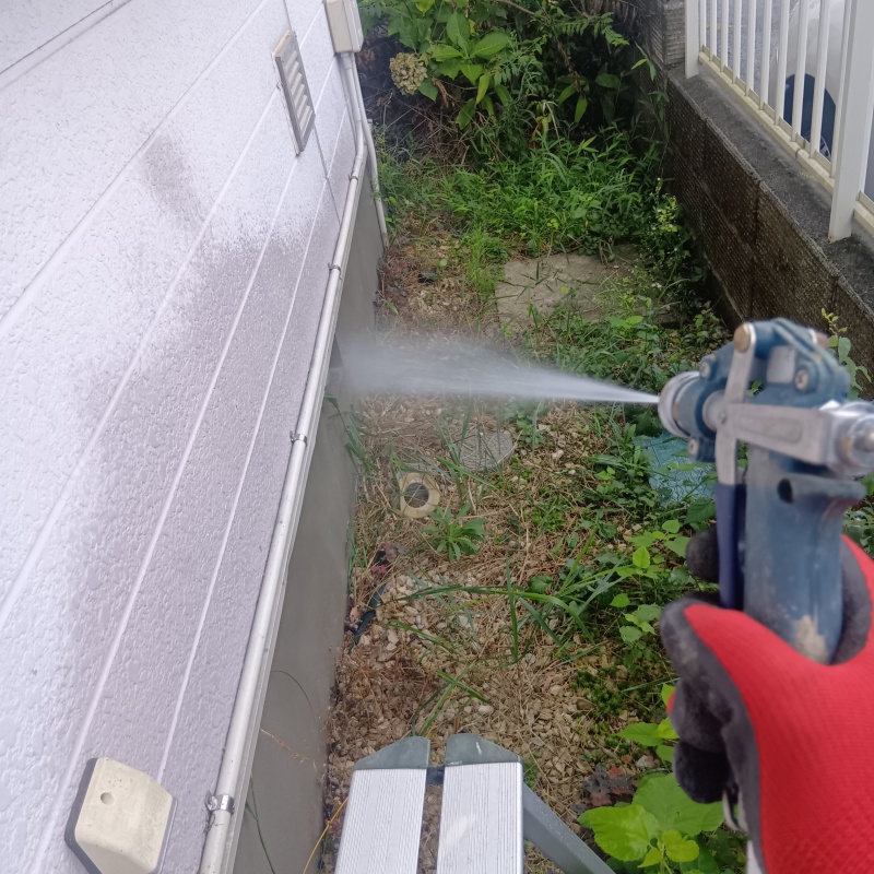 基礎まわりにシロアリ駆除剤を散布する様子