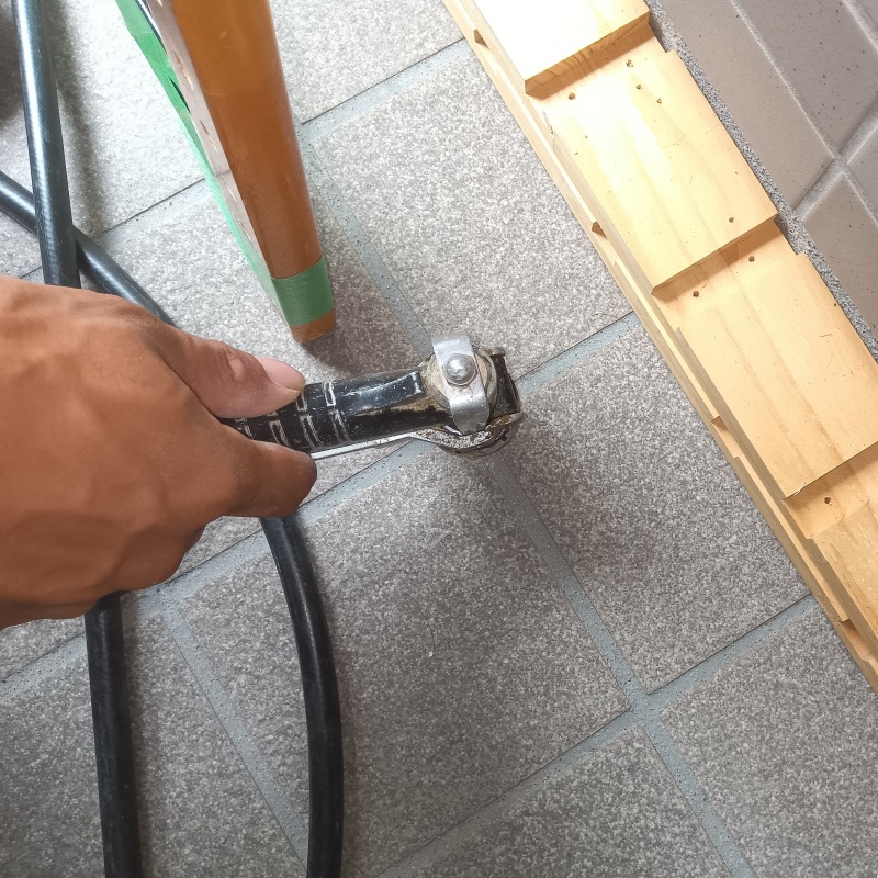 玄関の床にシロアリ駆除剤を注入する様子