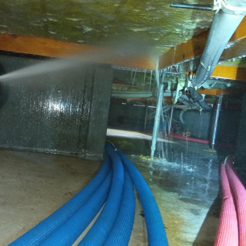 床下の木材にシロアリ駆除剤を散布する様子