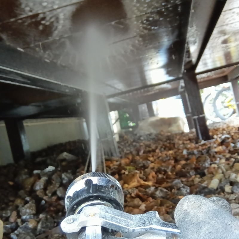 床下の木材にシロアリ駆除剤を散布する様子