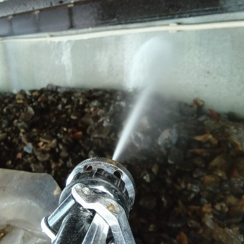 床下の基礎部分にシロアリ駆除剤を散布する様子