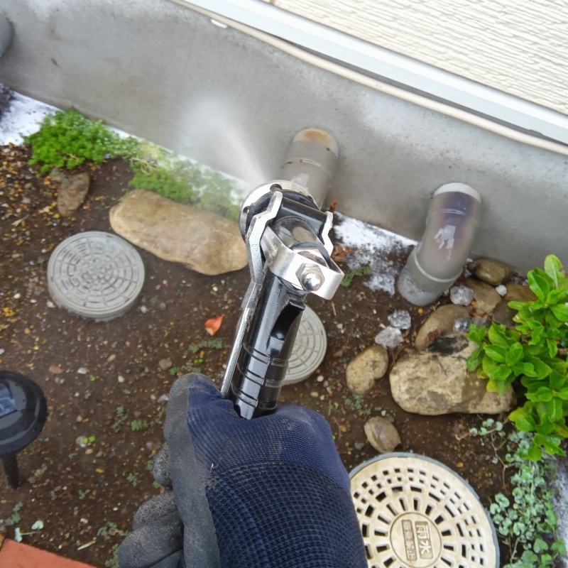 基礎回りにシロアリ駆除剤を散布する様子