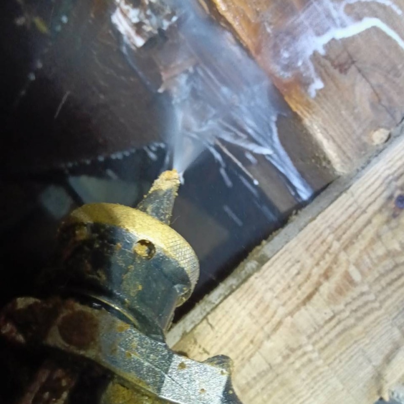 床下の木材にシロアリ駆除剤を散布する様子