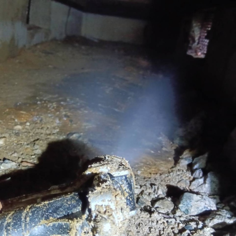 床下の土壌にシロアリ駆除剤を散布する様子