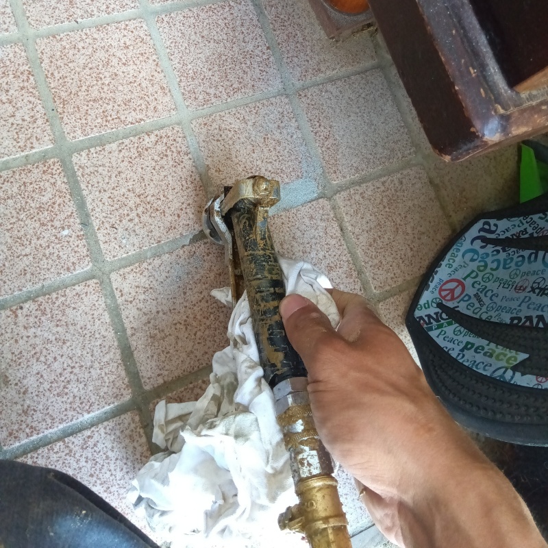 玄関の床にシロアリ駆除剤を注入する様子