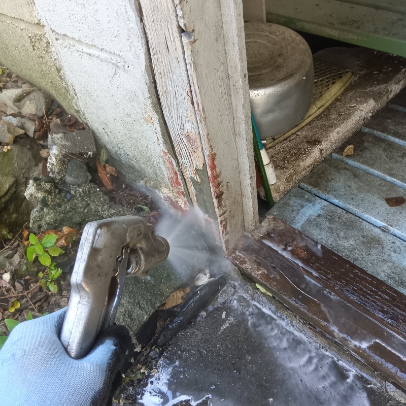 基礎まわりにシロアリ駆除剤を散布する様子