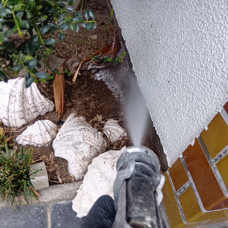 基礎まわりにシロアリ駆除剤を散布する様子