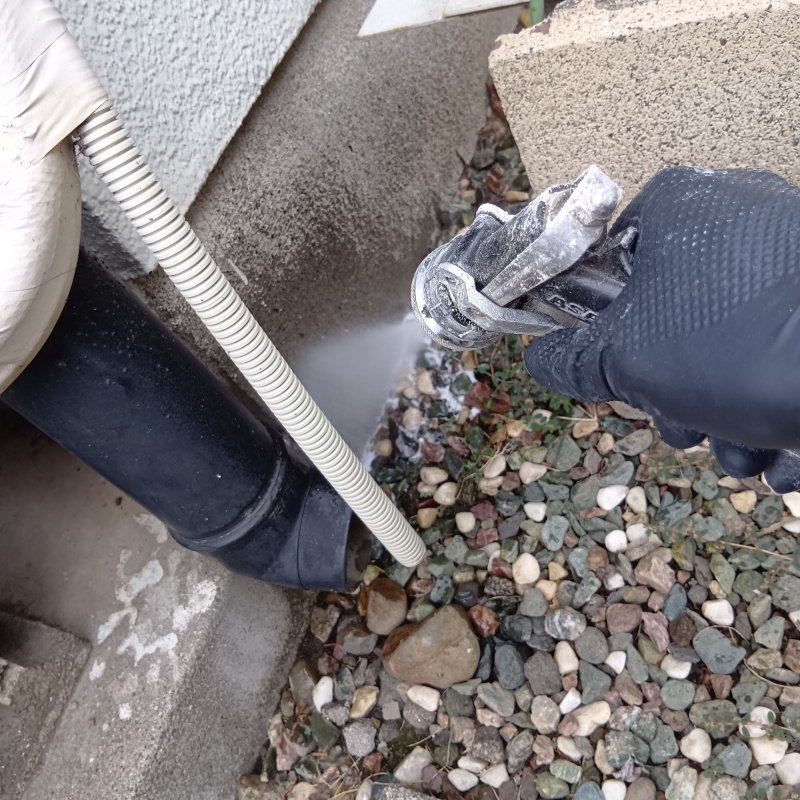 基礎まわりにシロアリ駆除剤を散布する様子