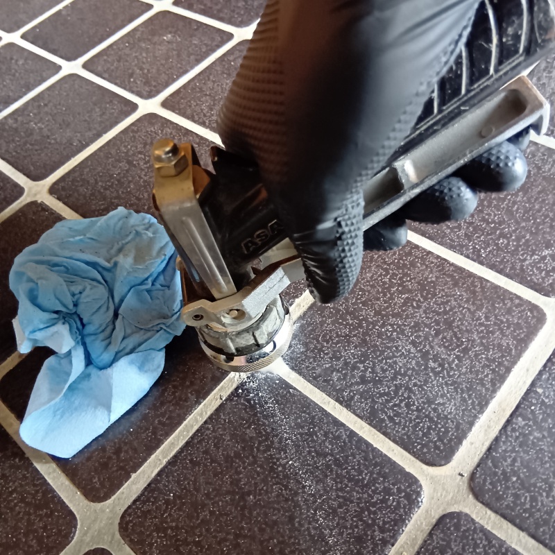 玄関の床にシロアリ駆除剤を注入する様子