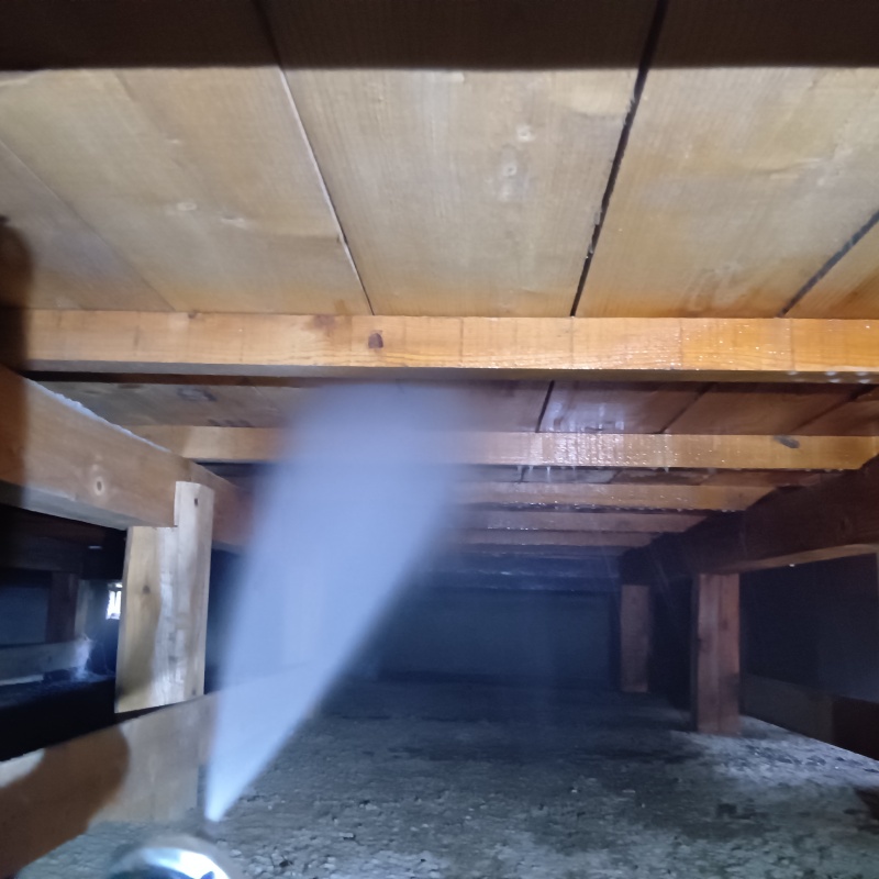 床下の木材に防蟻剤を散布する様子