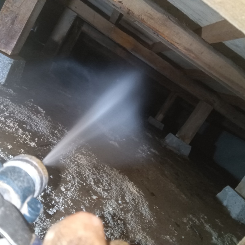 床下の土壌に防蟻剤を散布する様子