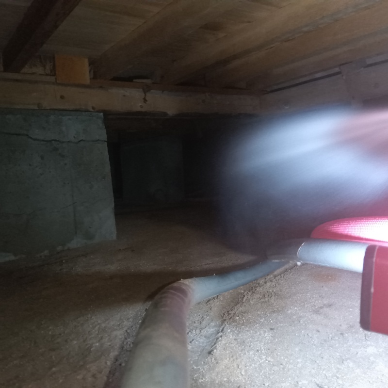 床下の土壌に防蟻剤を散布する様子