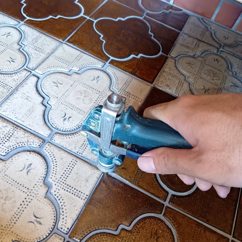 玄関の床に防蟻剤を注入する様子