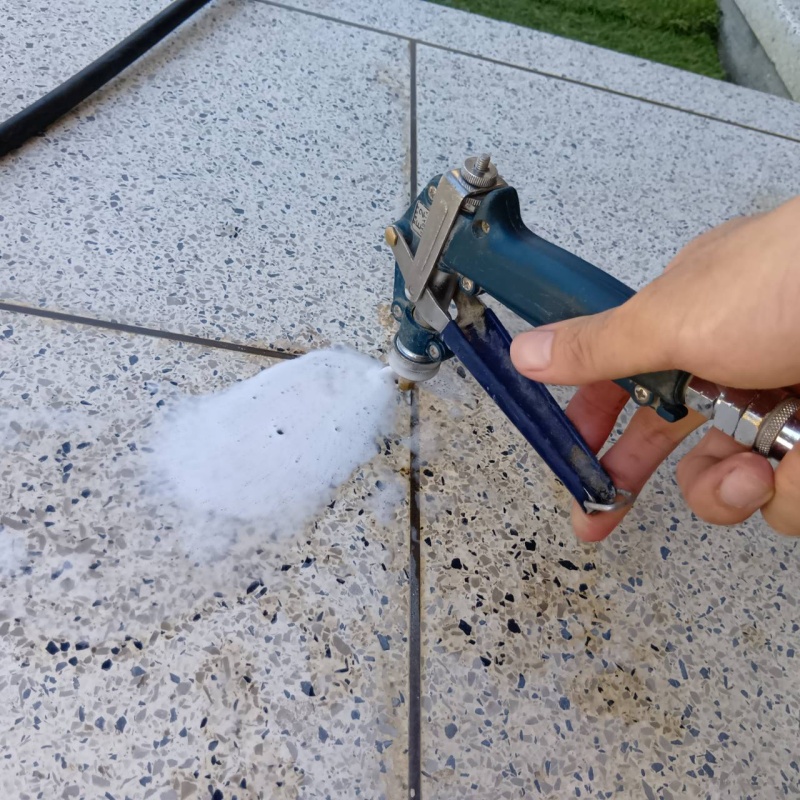 玄関の床に防蟻剤を注入する様子