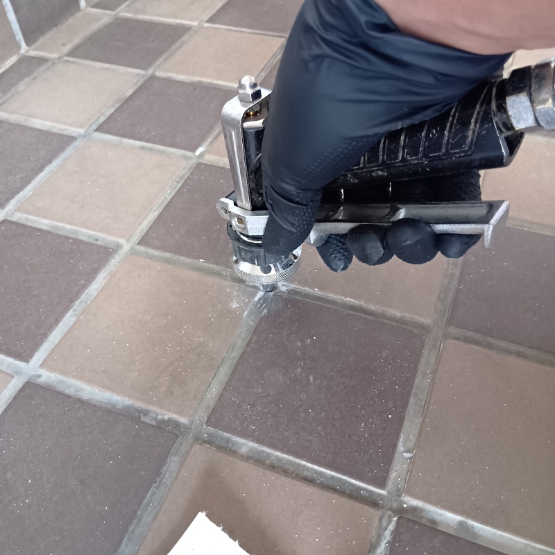 玄関の床に防蟻剤を注入する様子