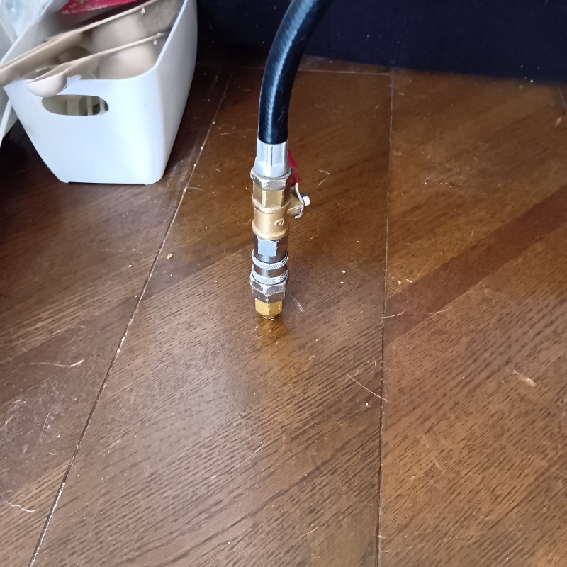 キッチンの床に防蟻剤を注入する様子