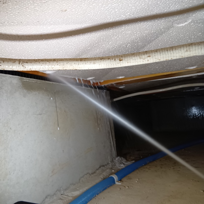 床下の木材にシロアリ駆除剤を散布する様子